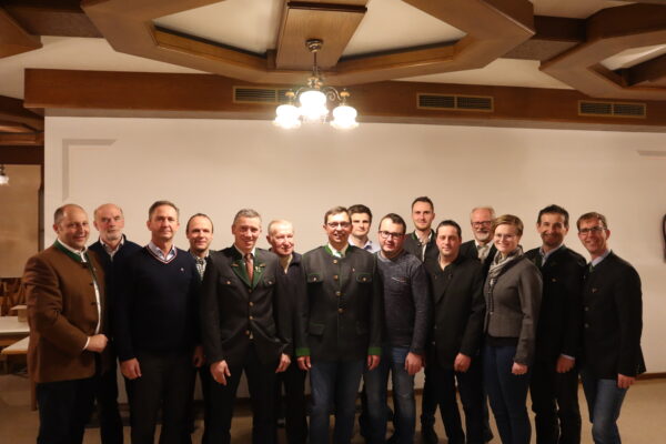 Das Bild zeigt 15 Vorstands-Personen (14 Herren und eine Dame) des Bauernbundes Ilztal, stehend im Saal des Gasthauses Seidl in Wolfgruben