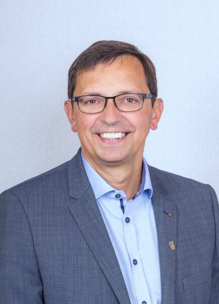 Bild zeigt Vizebürgermeister und Bauernbund Ilztal Obmann Kurt Nistelberger, ein dunkelhaariger Mann Anfang Fünfzig mit Brille in blauem Sakko und blauem Hemd