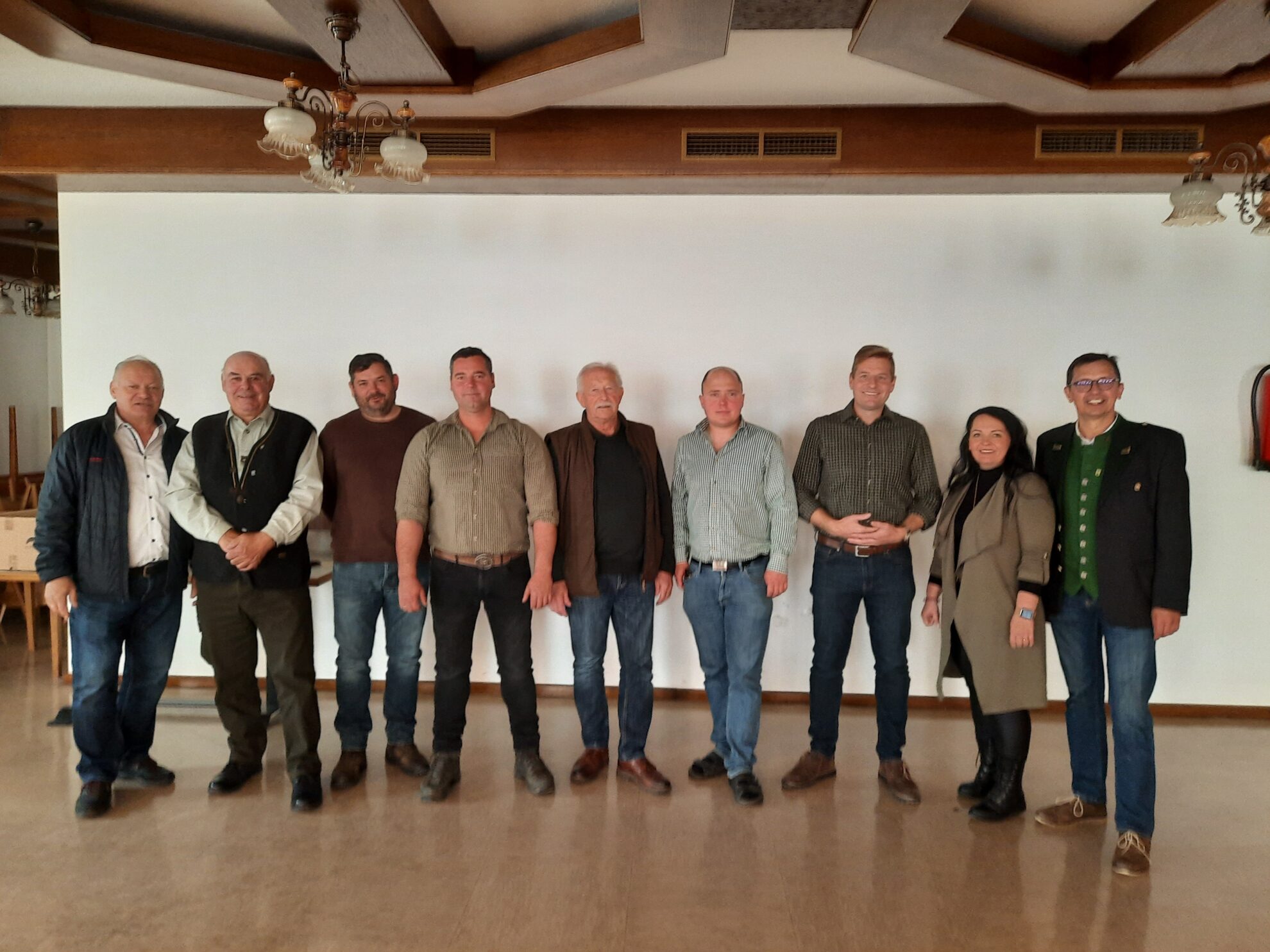 Das Foto zeigt neun Personen des Vorstandes der Jagdgesellschaft Ilztal, stehend im Saal des Gasthauses Seidl in Wolfgruben.