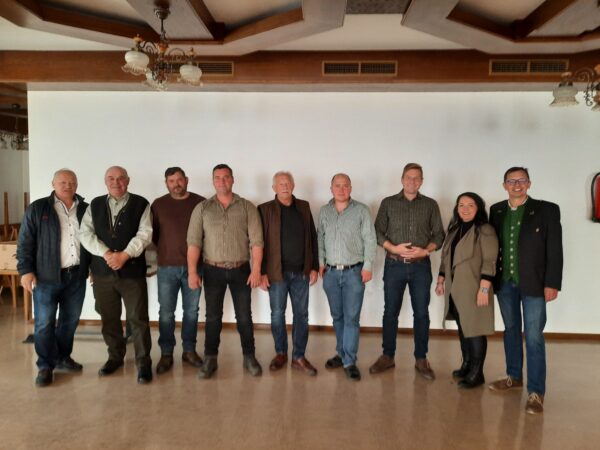 Das Foto zeigt neun Personen des Vorstandes der Jagdgesellschaft Ilztal, stehend im Saal des Gasthauses Seidl in Wolfgruben.