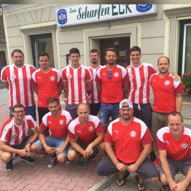 Das Foto zeigt 12 Mitglieder des Vereines "Spooners04"